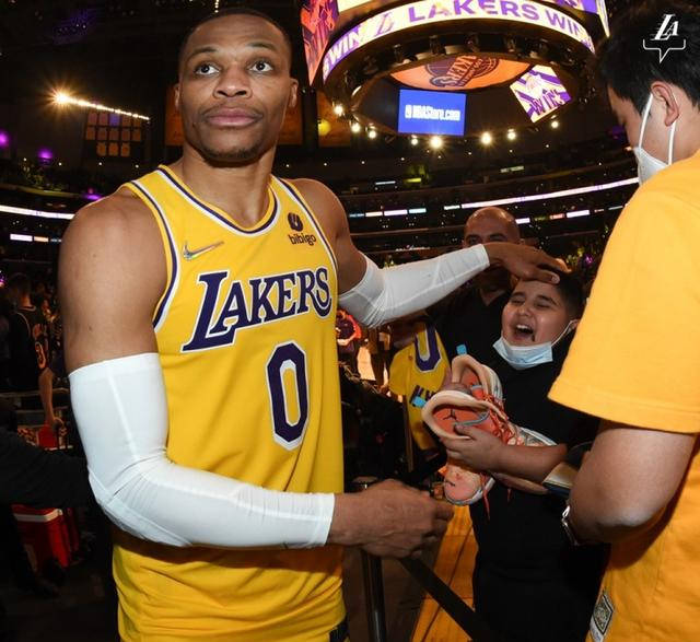 里程碑夜洛杉矶湖人造点机会，足总杯今晨刷纪录，媒体盛赞，赛季目标并未改变的简单介绍-开云入口