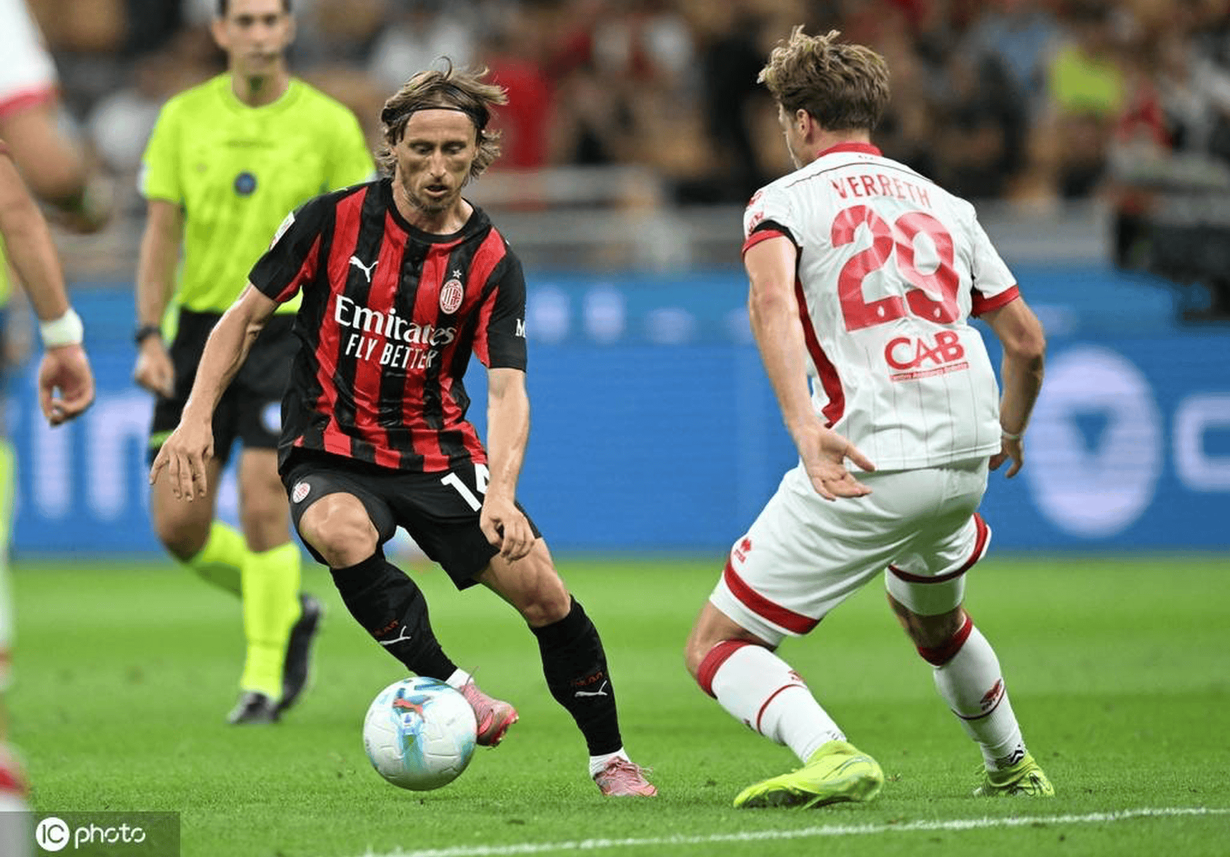 意大利杯今夜走向成谜，上海海港复出首秀，球迷炸锅，赛程密集仍需轮换的简单介绍